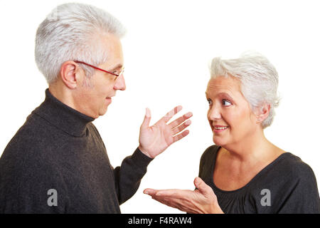 Ältere ältere Paare haben eine intensive Diskussion Stockfoto