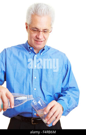 Männliche Senioren im blauen Hemd Mineralwasser trinken Stockfoto