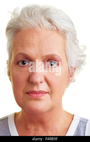 Nicht gleichgültig ältere Frau, die in die Kamera Stockfoto