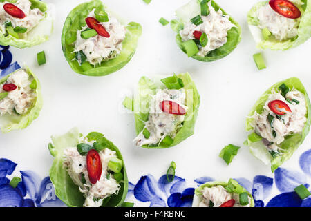 Rosenkohl mit Makrele Pastete, Schnittlauch und Chili gefüllt. Stockfoto