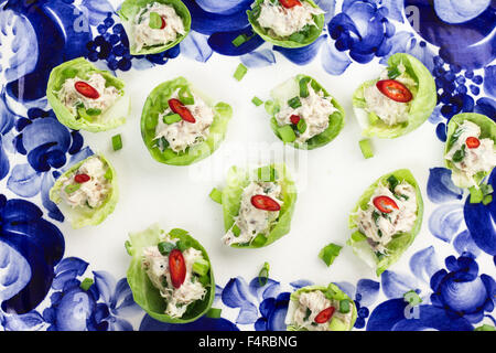 Rosenkohl mit Makrele Pastete, Schnittlauch und Chili gefüllt. Stockfoto