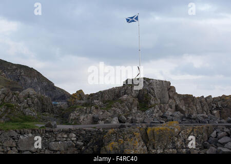 Ein Andreaskreuz fliegt vor dramatischen Himmel über der Küste bei Portpatrick in Dumfries und Galloway, Schottland, Großbritannien. Stockfoto