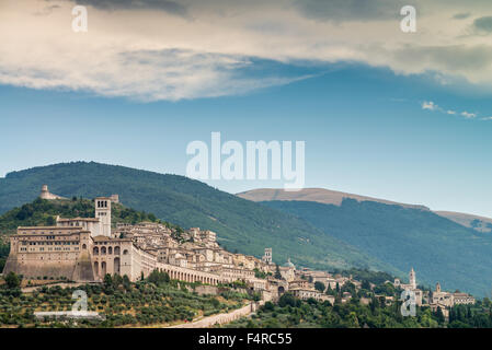 Assisi am Hang mit Hügeln hinter Assisi, Umbrien, Italien, EU, Europa Stockfoto