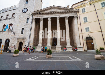 Säulen der Tempel der Minerva in Piazza del Comune, Assisi, Umbrien, Italien, EU, Europa Stockfoto