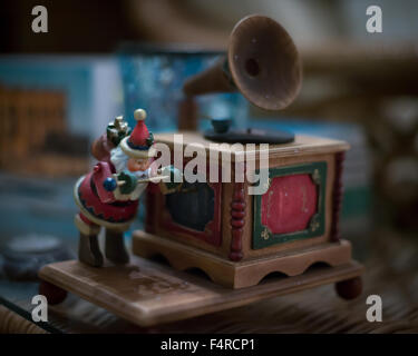 Santa Claus Wicklung Grammatik Telefon Spielzeug Weihnachten Dekoration St Nicholas Holzspielzeug vintage Stockfoto