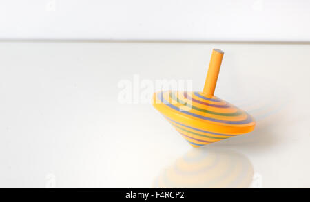 Whirligig in Bewegung auf weißen Tisch Stockfoto