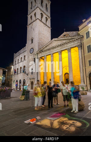 Säulen der Tempel der Minerva in Piazza del Comune, Assisi, Umbrien, Italien, EU, Europa Stockfoto