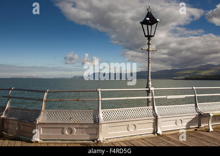 Blick von Bangor Pier an der Menai Straits Gwynedd North Wales Little Orme am fernen Horizont. Viktorianische Laternenpfahl. Stockfoto