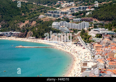 Schöne Aussicht von Sesimbra Beach in Portugal Stockfoto