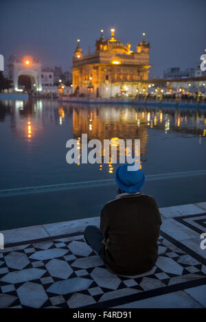 Asien, Indien, Amritsar, Punjab, Golden Temple, Sikh, Schrein, heilig, Religion, Pilger, Nacht, vertikal Stockfoto