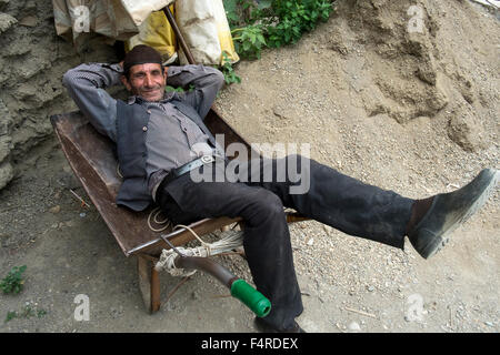 Ein iranischer Mann ruht auf einer Schubkarre in Masouleh, Gilan, Iran Stockfoto