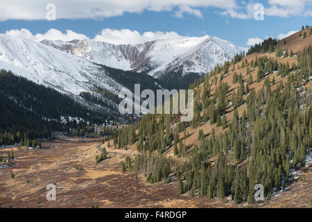 USA, USA, Amerika, Rockies, Colorado, Lake County, Leadville, Berge, Pass, Straße, erster Schnee, Landschaft, Autobahn pas Stockfoto