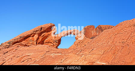 Panoramablick auf einem Steinbogen in das Valley of Fire, USA. Stockfoto