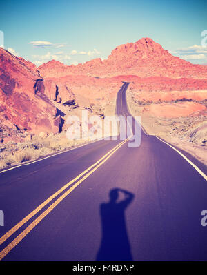 Vintage getönten Schatten eines Fotografen in das Tal des Feuers, Nevada, USA. Stockfoto