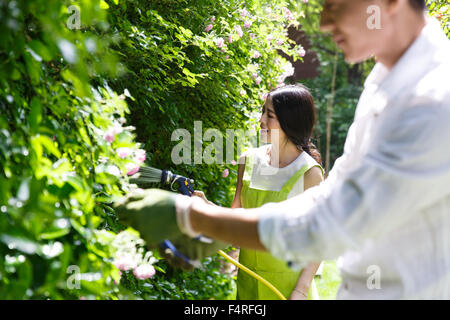 Das junge Paar sind Garten Reparatur Stockfoto