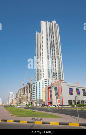 Blick auf Straße und Hochhaus Corniche Tower entlang der Corniche im Emirat Ajman Vereinigte Arabische Emirate Stockfoto