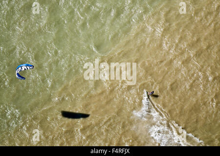 Luftaufnahme der Kitesurfer auf der Nordsee Stockfoto