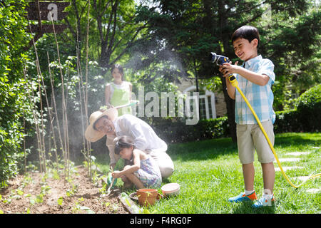 Happy Family im Garten Gemüse Stockfoto