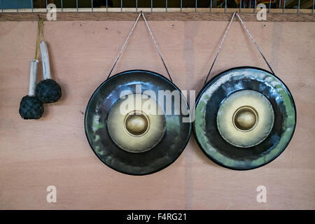 Traditionelle Gongs zum Verkauf auf dem Display während Sonntagsmarkt im Village in Kudat Sabah, Borneo, Malaysia Stockfoto