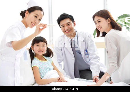 Medizinisches Personal und Patienten in der Gemeinde Stockfoto