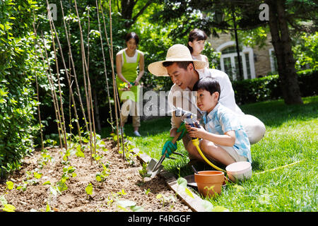 Happy Family im Garten Gemüse Stockfoto