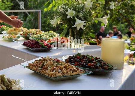 Salat-Bar im Freien auf einem Buffet-Tisch Stockfoto