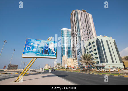 Blick auf Straße und Hochhaus modernen Gebäude an der Corniche Street im Emirat Ajman Vereinigte Arabische Emirate Stockfoto