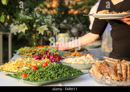 Salat-Bar im Freien auf einem Buffet-Tisch Stockfoto