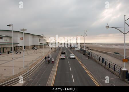 Verkehr und Fußgänger in Southport, Vereinigtes Königreich. Stockfoto