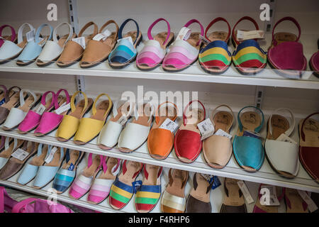Balearen, Ciutadella, traditionell, Menorca, Insel, Spanien, Europa, Handwerker, bunte, berühmt, Schuhe, Stände Stockfoto