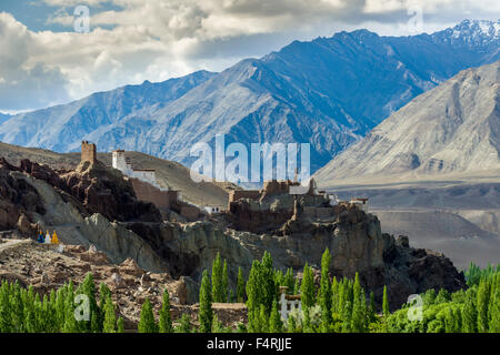 Die Ruinen der basgo fort und basgo Gompa sind auf einem Hügel über dem Tal des Indus, hohe Berge in der Ferne Stockfoto