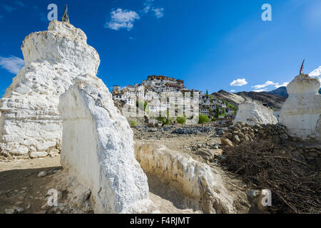 Thiksey Gompa ist auf einem Hügel über dem Indus Tal entfernt und ist von vielen Chörten umgeben Stockfoto