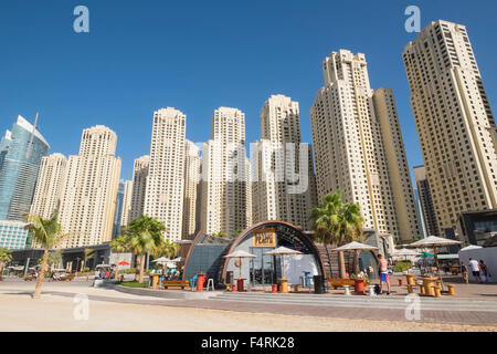 Blick auf neue am Strand Einzelhandel und Essen Restaurants sowie Einrichtungen im The Beach Entwicklung im JBR Jumeirah Beach Residences in Ma Stockfoto