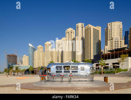 Blick auf neue am Strand Einzelhandel und Essen Restaurants sowie Einrichtungen im The Beach Entwicklung im JBR Jumeirah Beach Residences in Ma Stockfoto
