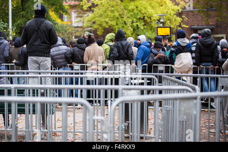 Berlin, Deutschland. 22. Oktober 2015. Flüchtlinge warten vor dem Landesamt für Gesundheit und Soziales (LaGeSo) auf Turm-Straße in Berlin, Deutschland, 22. Oktober 2015. Flüchtlinge warten hier auf Registrierung, Verteilung der Schlafplätze, und die Zahlung von Sozialleistungen. Foto: SOPHIA KEMBOWSKI/Dpa/Alamy Live News Stockfoto