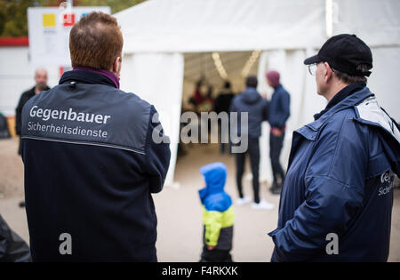 Berlin, Deutschland. 22. Oktober 2015. Wachleute stehen vor dem Landesamt für Gesundheit und Soziales (LaGeSo) auf Turm-Straße in Berlin, Deutschland, 22. Oktober 2015. Flüchtlinge warten hier auf Registrierung, Verteilung der Schlafplätze, und die Zahlung von Sozialleistungen. Foto: SOPHIA KEMBOWSKI/Dpa/Alamy Live News Stockfoto