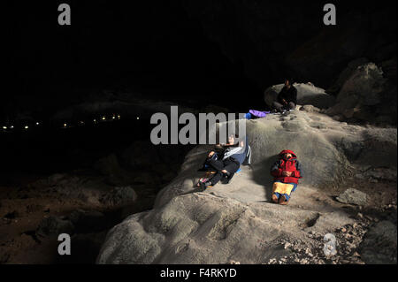 Bama, Guangxi, CHN. 19. Oktober 2013. Bama, CHINA - 19. Oktober 2013: (Nur zur redaktionellen Verwendung. CHINA aus) Teufel Höhle in Bama Guangxi ziehen viele Menschen, weil Bama als Heimatstadt von langlebigen, bekannt ist, da die lokale Luftqualität hoch ist und ihre durchschnittliche Lebenserwartung ist viel mehr noch als Japaner, die sind Top-Rang in der Welt. Und Patienten leiden an Krebs und chronische Krankheit alle hierher kommen, wollen sich positive Effekte bringen. © SIPA Asien/ZUMA Draht/Alamy Live-Nachrichten Stockfoto