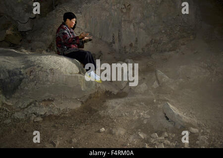 Bama, Guangxi, CHN. 19. Oktober 2013. Bama, CHINA - 19. Oktober 2013: (Nur zur redaktionellen Verwendung. CHINA aus) Teufel Höhle in Bama Guangxi ziehen viele Menschen, weil Bama als Heimatstadt von langlebigen, bekannt ist, da die lokale Luftqualität hoch ist und ihre durchschnittliche Lebenserwartung ist viel mehr noch als Japaner, die sind Top-Rang in der Welt. Und Patienten leiden an Krebs und chronische Krankheit alle hierher kommen, wollen sich positive Effekte bringen. © SIPA Asien/ZUMA Draht/Alamy Live-Nachrichten Stockfoto