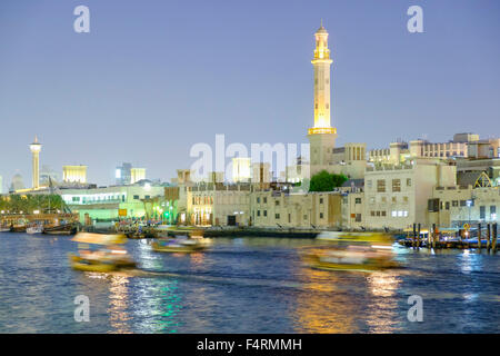 Nachtansicht des Abra Wasser taxis vor The Creek in Deira im alten Dubai Vereinigte Arabische Emirate Stockfoto