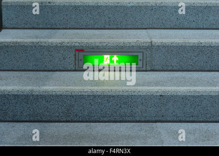 Deutschland, Europa, grüne, Zeichen, leuchtende Zeichen, Notfall, beenden, Notausgangsschild, Orientierung, Piktogramm, Symbol, Richtungspfeil Stockfoto