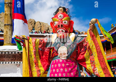 Mönche mit großen hölzernen Masken und Kostümen sind rituelle Tänze in hemis Festival im Innenhof des monaste Stockfoto