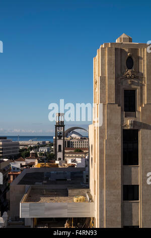 Blick über die Dächer der Kirche der Empfängnis und das Auditorium in Santa Cruz, Teneriffa, Kanarische Inseln, Spanien. Stockfoto