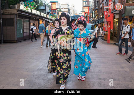 Drei Geisha gehen auf der Dempoin Straße zum Engagement in Asakusa Bezirk von Tokio Japan Stockfoto