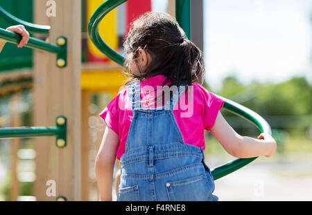 Nahaufnahme von Mädchen Klettern am Kinderspielplatz Stockfoto