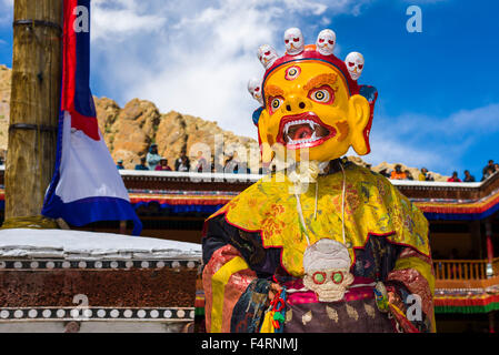 Mönche mit großen hölzernen Masken und Kostümen sind rituelle Tänze in hemis Festival im Innenhof des monaste Stockfoto