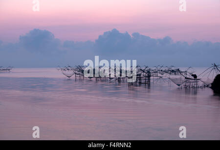 Thailand, Asien, Phatthalung, Shore, betrieben heben Net, vor Sonnenaufgang, Farben, Angeln, Himmel, Meer, Netze Stockfoto