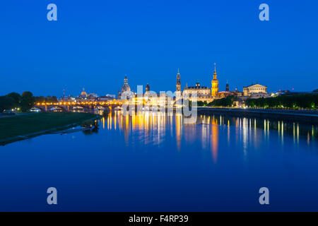 Ansicht der Stadt über den Fluss Elbe aus Marienbrücke, Dresden, Sachsen, Deutschland Stockfoto