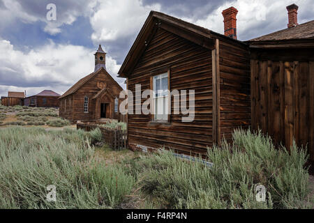 Alten Holzhäusern und einer Kirche, Altgold Bergbaustadt, Geisterstadt Bodie State Historic Park, Bodie, Kalifornien, USA Stockfoto