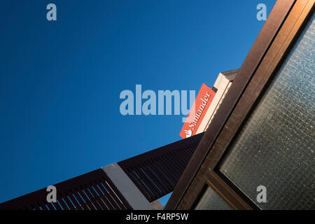 Banco Santander Zeichen gesehen über den Zaun auf einem Dach in Santa Cruz, Teneriffa, Kanarische Inseln, Spanien. Stockfoto