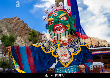 Mönche mit großen hölzernen Masken und Kostümen sind rituelle Tänze in hemis Festival im Innenhof des monaste Stockfoto